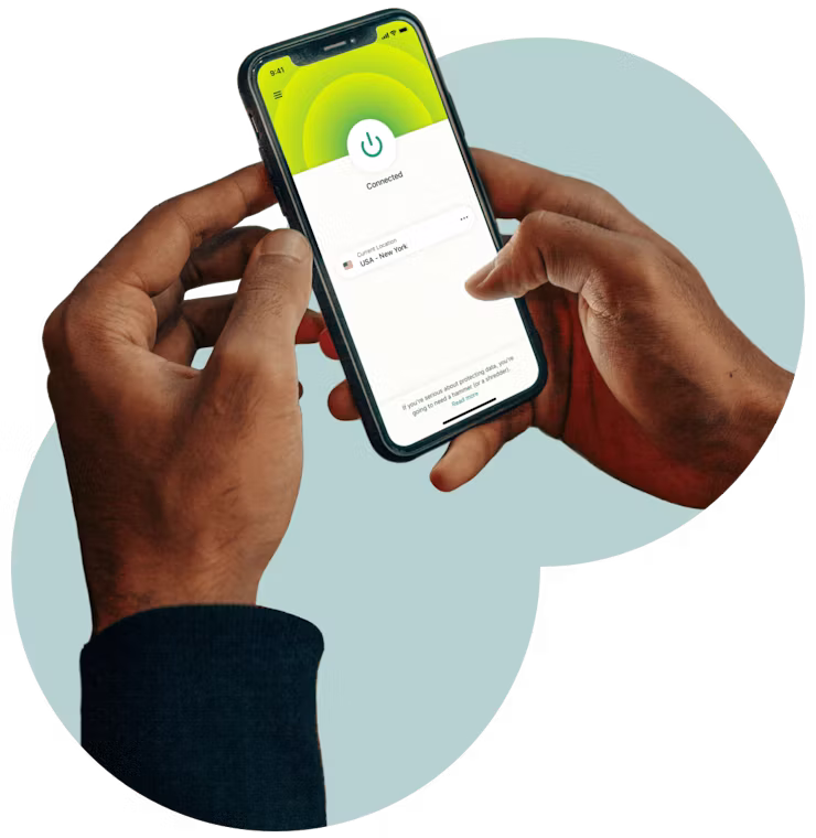 คนกำลังใช้โทรศัพท์ที่มี ExpressVPN