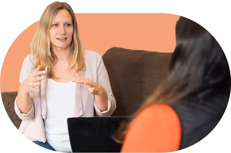 Pracowniczka ExpressVPN rozmawiająca z koleżanką z pracy